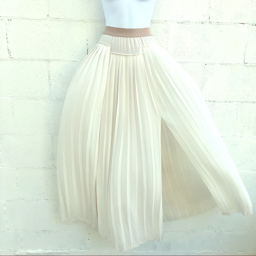 BcbgMaxazria beautiful pleated cream skirt XS